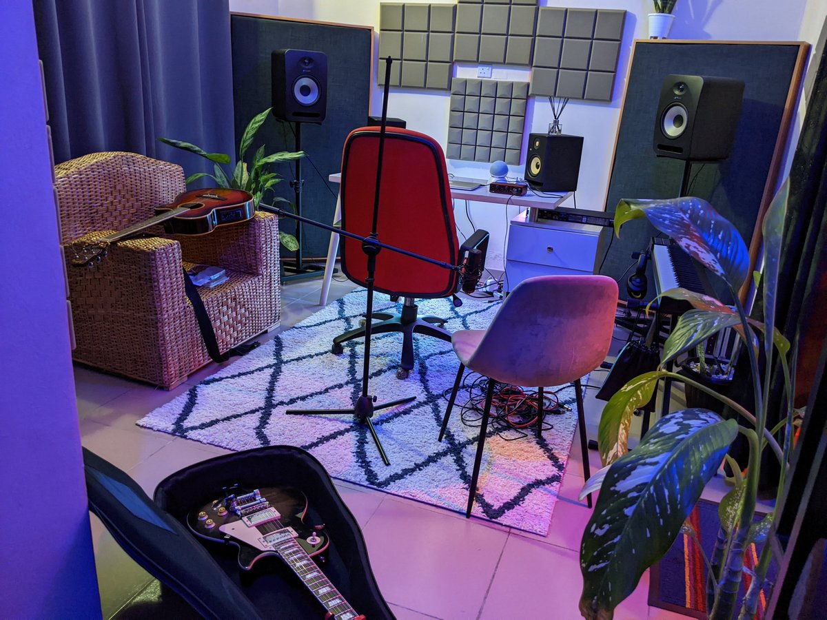 KlanUdeme's tweet photo. I am a freelance #musicproducer, #songwriter, and music article writer on @fiverr. This is my workspace and the gears that help me get the job done. Follow the link in my bio to #Hire me. 
#Freelance #music #songwriting #musicproduction #tiwasavage https://t.co/V18TFuHgCk