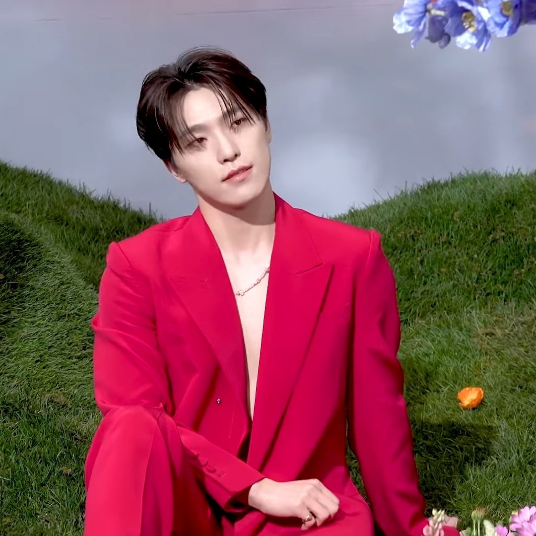 ljclooksdtls's tweet photo. remind me why we don't have ig or wv posts of this outfit again? https://t.co/ID3aT1ZiCC