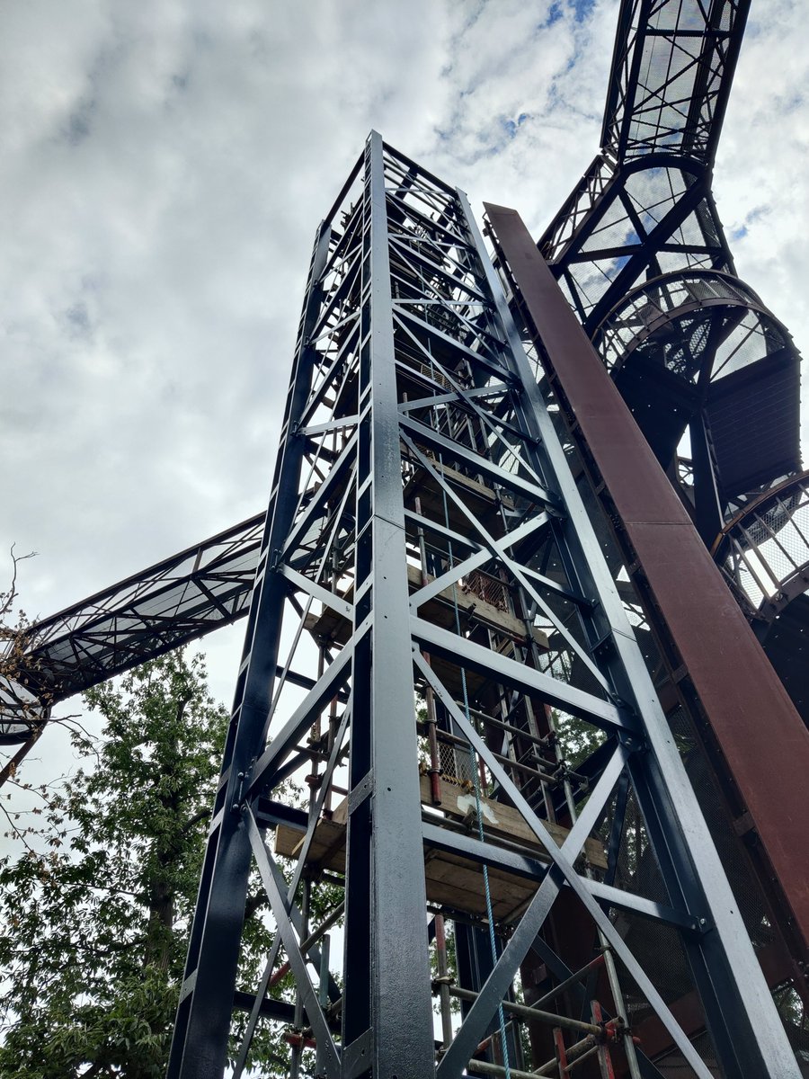 evolveuk's tweet photo. The team have been getting back to nature at @kewgardens as the popular Treetop Walkway gets a brand new lift. The newly-installed steelwork will soon be enclosed in glass, with the careful steel detailing exposed behind it. 

@mulroyarchitect @CityAxisLondon #Engineering #Steel https://t.co/tXFNJKFtwS