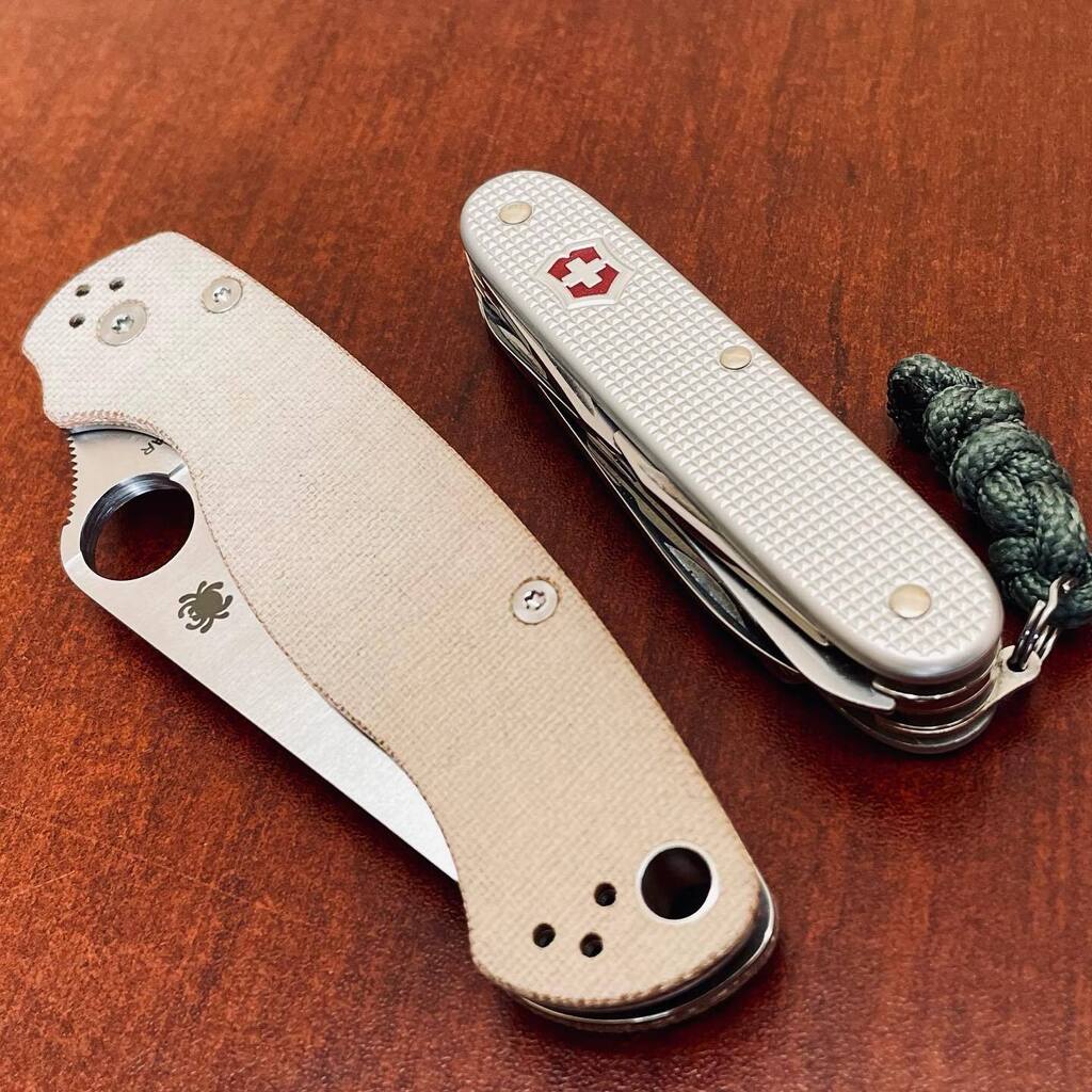 Numb3rCrunch's tweet photo. Happy Thursday!

#paramilitary2cruwear #paramilitary2 #crucarta #cruwear #victorinox #spyderco #pm2 #micarta #victorinoxfarmerx #pocketknife #knifelife #knivesofinstagram🔪 https://t.co/DI9Xco6NMK https://t.co/CmkrOKr8aN
