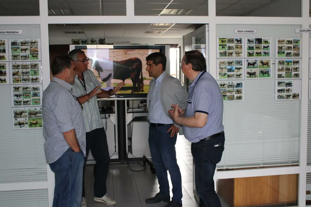GabrielOurense's tweet photo. 🐂🐑No Centro de Recursos Zooxenéticos, no Pazo de Fontefiz, para coñecer de preto as  instalacións deste centro da Consellería de Medio Rural da @Xunta e para salientar o seu traballo a prol da conservación e fomento de todas as razas autóctonas galegas en perigo de extinción. https://t.co/k2FQzf0qYw