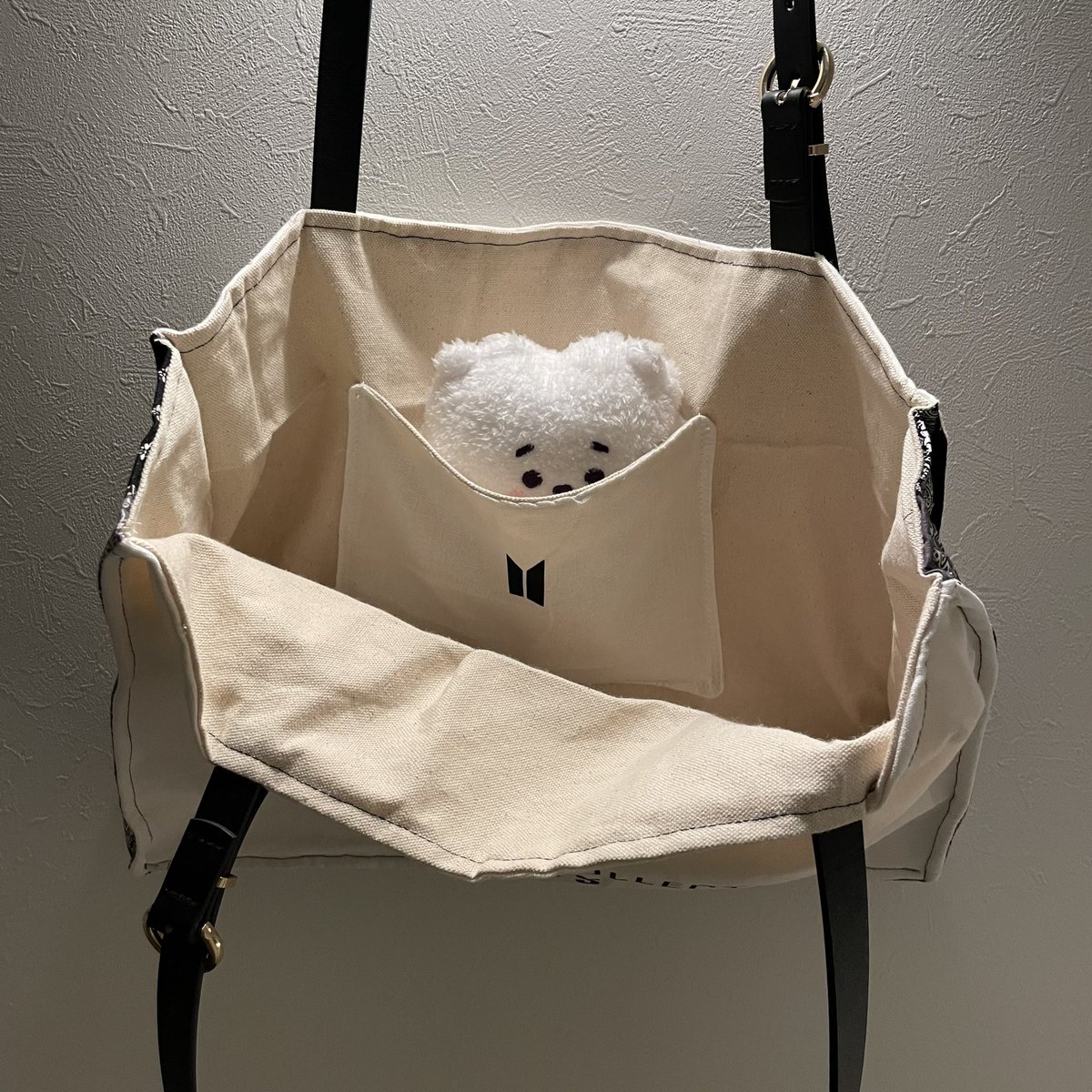 ARTIST-MADE COLLECTION BY BTS JIN Remake bag おそろいの帽子と共に