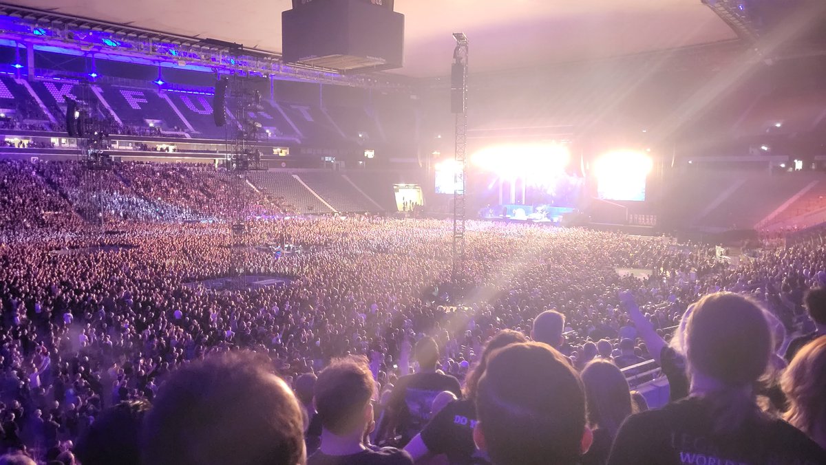 Bisquit_v8's tweet photo. Dang @IronMaiden konzert Frankfurt was just just DANG! https://t.co/vQnCwLMyxb