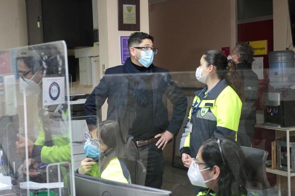 AraosFernando's tweet photo. 📍Región de Antofagasta
La mejor forma de conocer la situación de la red asistencial es en terreno. Por eso aprovechamos de visitar el Ex Hosp regiones y el Centro Regulador Samu para revisar que la estrategia de atención sea óptima y priorice el bienestar de los pacientes. https://t.co/luBYDfAUyC