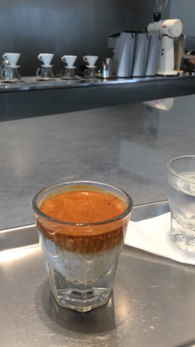 DineHeavenly's tweet photo. WWA Portal

Dirty coffee อร่อยเหมือนเดิม นมสดและแก้วเย็นจัดราดด้วยกาแฟด้านบน กินแบบไม่คนจะได้ความเข้มและเปรี้ยวของกาแฟและความมันของนม อีกเมนูเป็น Miami beach ชาผลไม้กลิ่นแอปเปิ้ล เมนูนี้เฉยๆ ร้านตั้งอยู่ที่สุขุมวิท 19 ห่าง BTS อโศกเล็กน้อย @aroii #อร่อยบอกต่อ https://t.co/9g43qqwoUK