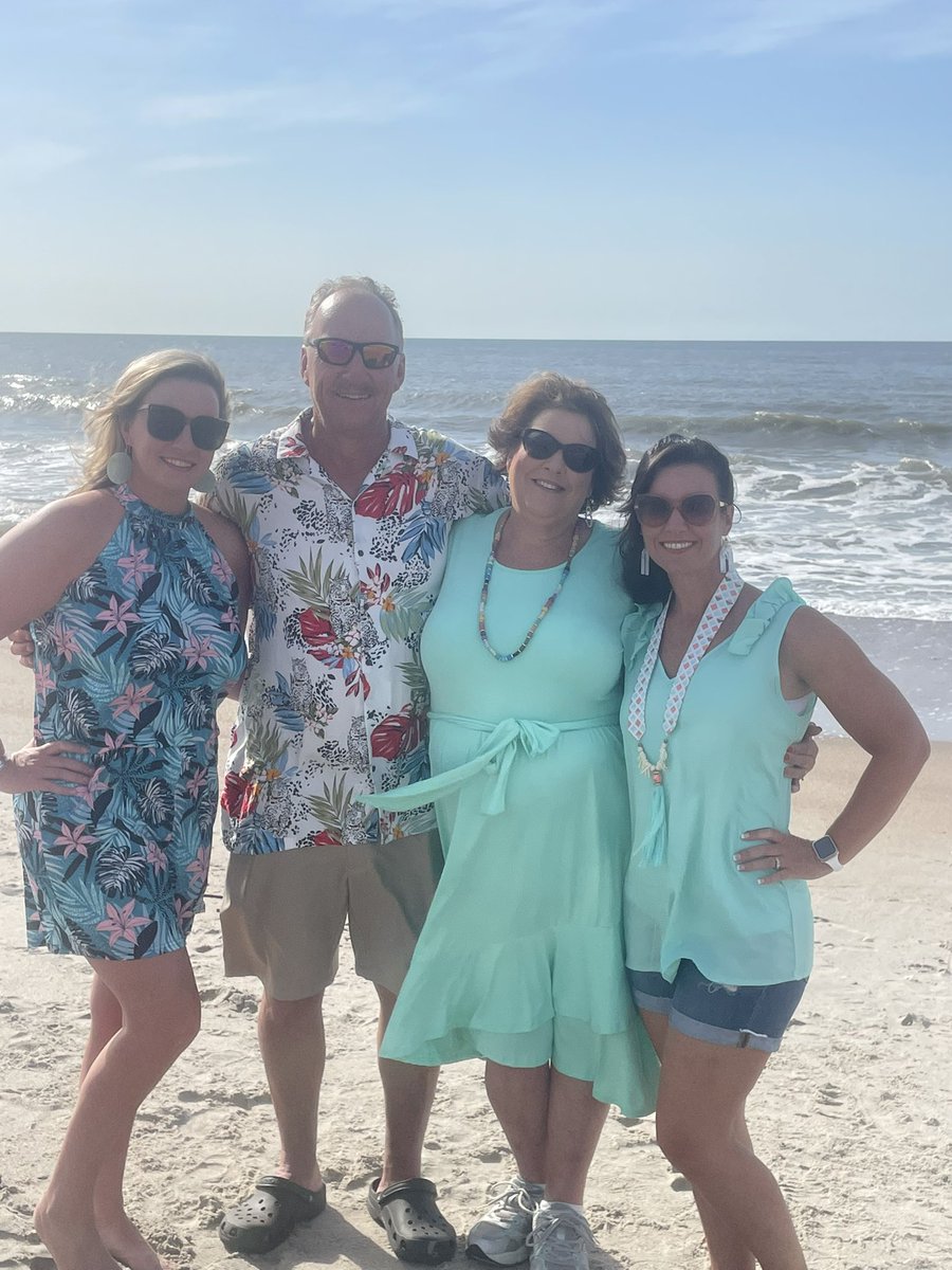 erica_aiken's tweet photo. Thankful for another vacation week spent in one of our favorite places @BrettAiken21 #Edgarfamilyvacay #Edisto #Edislow https://t.co/bRAUcX4rLj