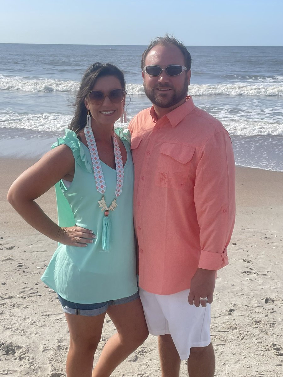 erica_aiken's tweet photo. Thankful for another vacation week spent in one of our favorite places @BrettAiken21 #Edgarfamilyvacay #Edisto #Edislow https://t.co/bRAUcX4rLj