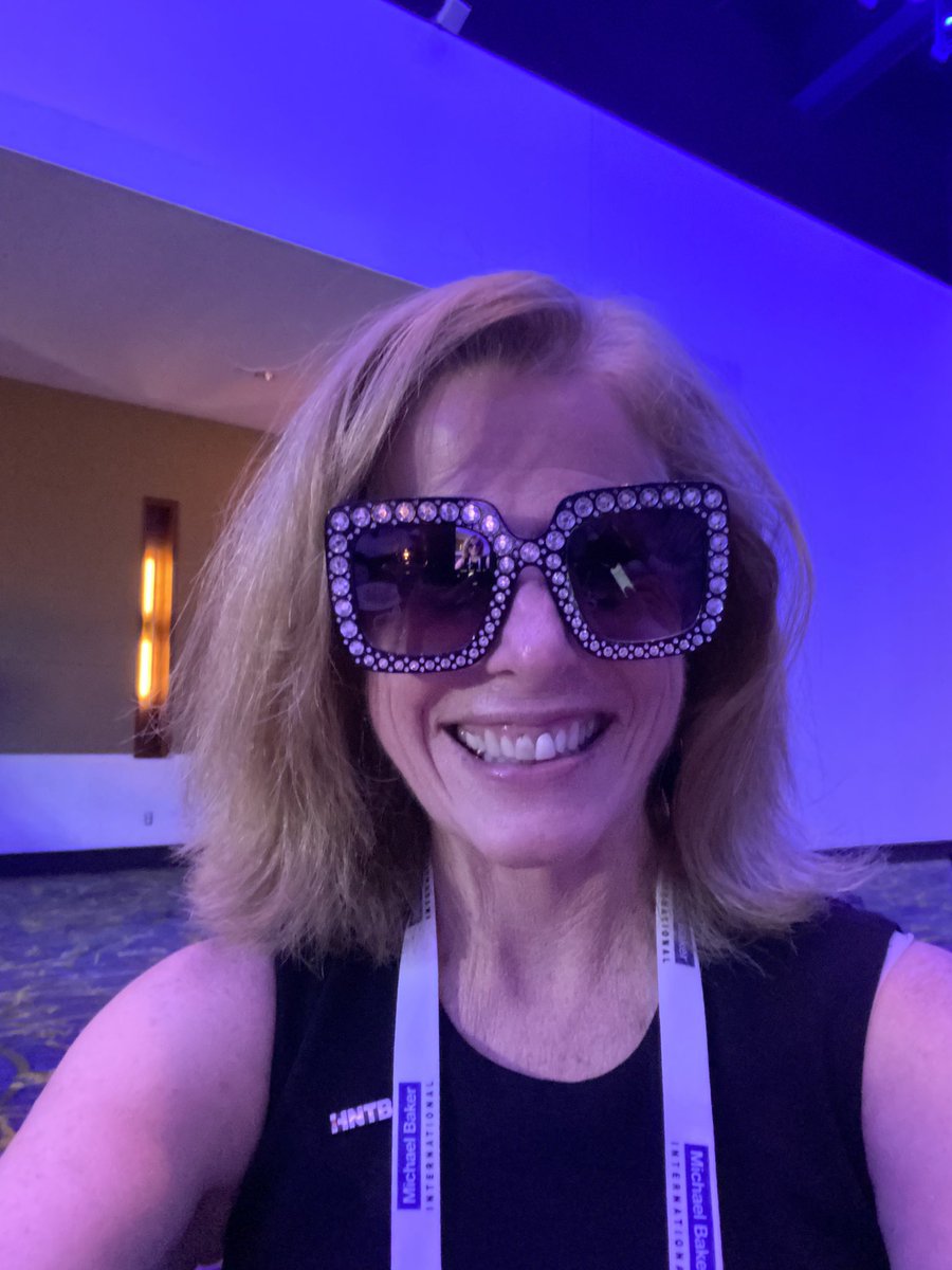 NVRoadgeek's tweet image. Ending #MAASTO2022. Super fun closing night sponsored by #HNTB after enlightening and thought provoking sessions. Elton &amp;amp; Billy Joel along with jeweled glasses bedazzled the night! #BeingHNTB