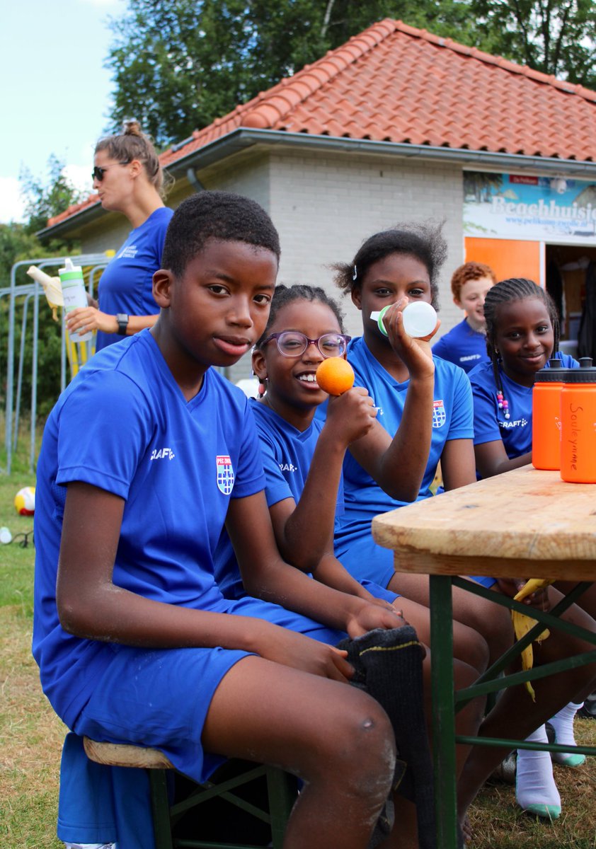 RZU038's tweet photo. Thumbs up! 👍🏼

De afsluiter van de #KUSZ-week was traditiegetrouw bij Krazy Kangeroo FunZone Zwolle. Om vervolgens met vers fruit, water en dit keer ook een ijsje weer bij te tanken.

#meerdanvoetbal #zomervakantie https://t.co/6xAclcncDo
