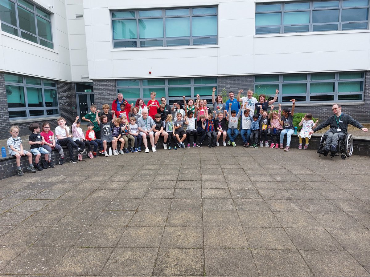 ActiveS_Deans's tweet photo. 🌞🌞🎨🏸🏑♟️🎲🌞🌞
Week 3️⃣ Day 3️⃣
Final day for Deans Hub Summer Club... these kids are a really credit to their communities @LoveWestLothian @ActiveWL
@WLJaneAlexander @CLDyouthWL
 #sports #active #arts #disco #mocktails #bouncycastles https://t.co/v4HTNAFInU