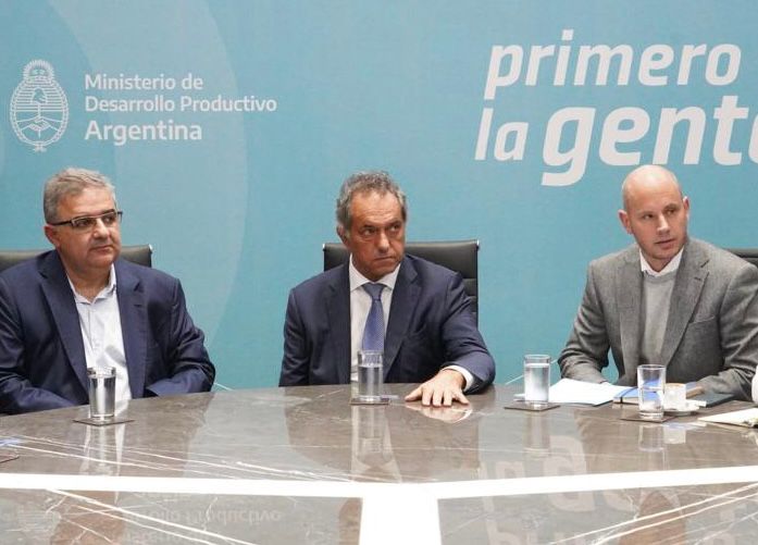 Con <a href="/danielscioli/">Daniel Scioli 🇦🇷</a> y <a href="/RaulJalil_ok/">Raúl Jalil</a> firmamos un acta para que Catamarca se sume a la agenda de trabajo con la <a href="/cepal_onu/">CEPAL</a> y el apoyo de la UE. El objetivo es fortalecer el entramado productivo y tecnológico y abordar una estrategia que permita contar con herramientas para las PyMEs.