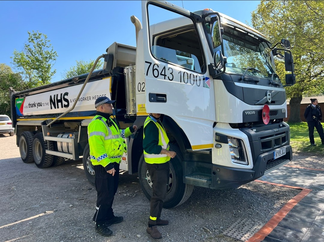 TeamLondonBdg's tweet photo. 📣🚲 Calling all #SE1 cyclists! Join us next week on 04.08 @cycletoworkday for our special safety event with @MetCycleCops from 11-3PM
🚲 FREE @bikeregister marking
🚚 See the road from a different perspective in the the #ExchangingPlaces lorry
https://t.co/gmaFnR1A2w https://t.co/hoE0AmarTw