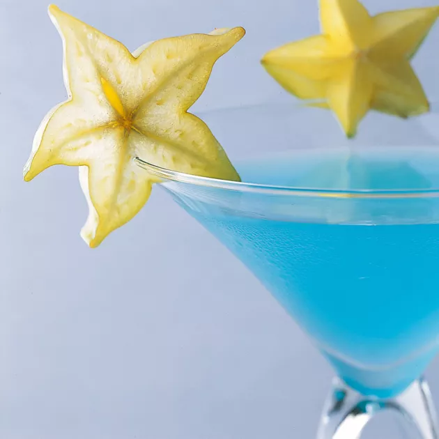 DelorsBerlin's tweet photo. #RefreshEU requires fresh ideas - and relaxed minds definitely produce the best. Check out our #EU cocktail recommendation "Ocean Star": 9cl Champagne; 1,5 cl Gin; 1,5 cl Blue Cuaracao - add some ice cubes & decorate with Carambola! Enjoy! https://t.co/t6IJs88cps