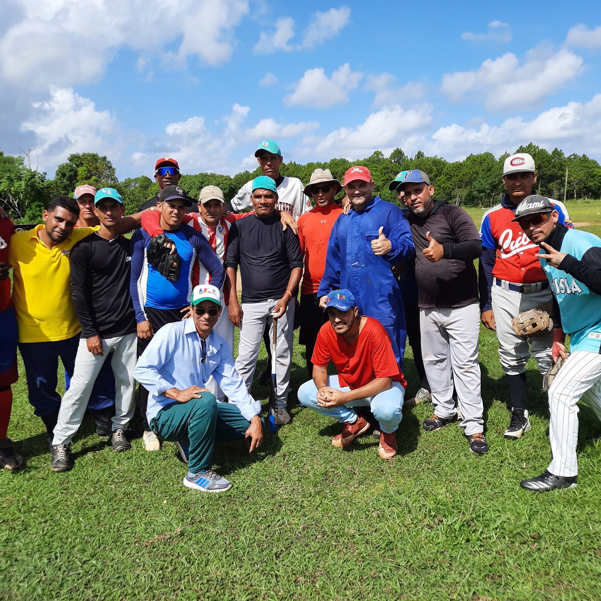 LivanFuentes1's tweet photo. Dedica el campesinado pinero el encuentro amistoso de beisbol entre la CCS Jesús Menéndez y Sabino Pupo al Comandante Eterno de la Revolución Bolivariana.
#IsladelaJuventud https://t.co/fIbOk8oNdT