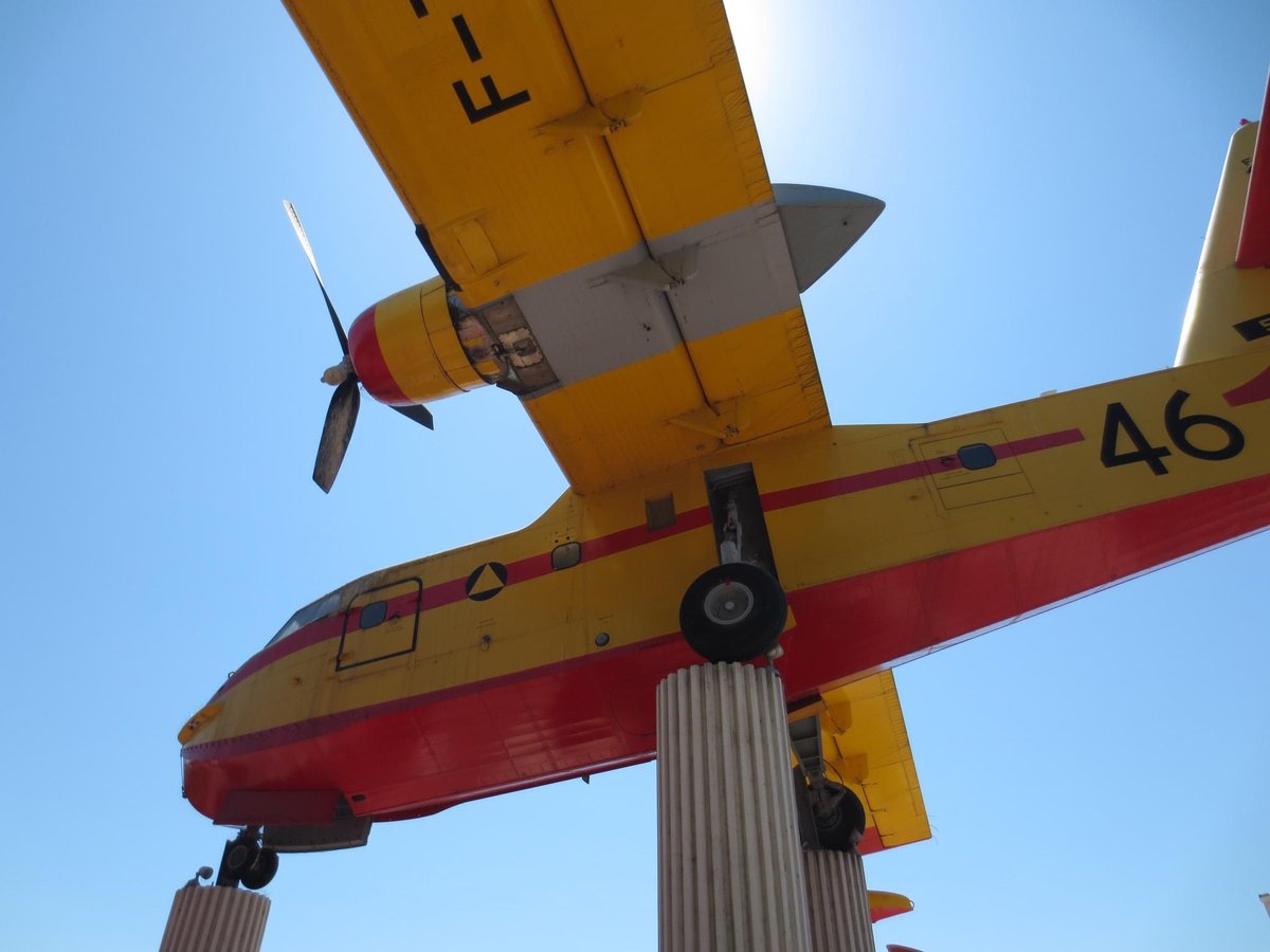 FanaAviationMag's tweet photo. #canadair Plusieurs Canadair sont exposés en France. Vous pouvez admirer Pélican 46 au @museeaviation - Ce splendide CL-215 lutta contre les feux de forêt entre 1975 et 1995, effectuant 25 383 largages. #FeuxDeForets https://t.co/y2G7NiaHFD