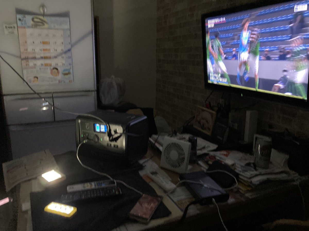 masataka_103's tweet photo. 停電なう。
先日、キャンプ用に購入したポータプル電源が、冷蔵庫とテレビと携帯充電に役立っております。
少し容量大きめのポタ電にして良かったよ。
#ポータプル電源
#停電で役に立った
#BLUETTI
#EB70S
#キャンプ
#キャンプ道具
#キャンプギア https://t.co/25uEwUM9Il