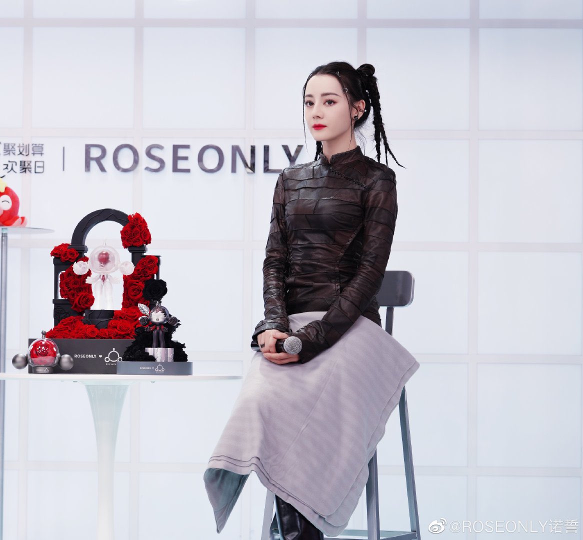 Queenbee_fox's tweet photo. spokesperson #Dilraba #Dilireba
Stunning appearance! Meet SKULLPANDA from the vast universe in #ROSEONLY Live Studio, who is both Princess Rose and der rosenkavalier. Just like the free and easy SKULLPANDA, you can find your true self while experiencing a multifaceted life. https://t.co/VZRLcI8UGh