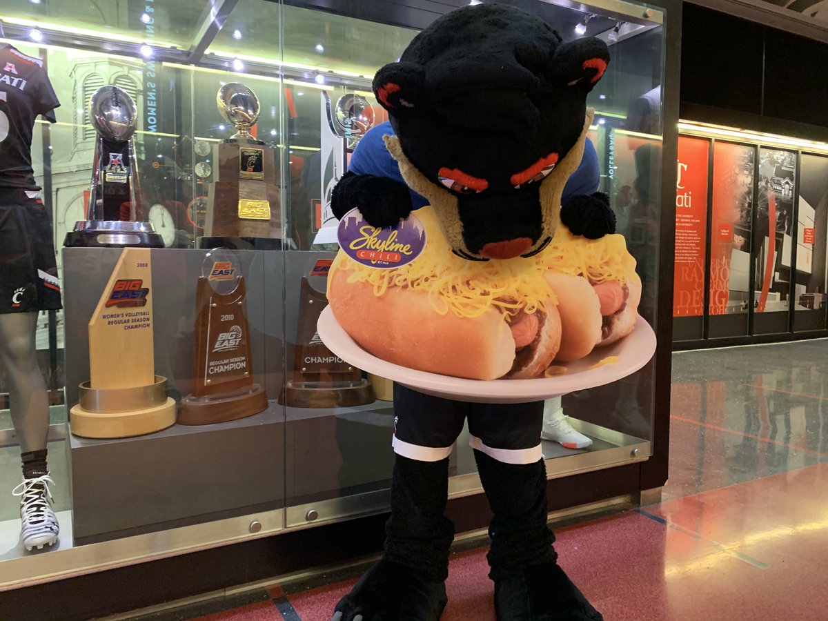 Happy #NationalChiliDogDay, Bearcats! 🌭😍

Want some help celebrating? We're giving away $50 <a href="/Skyline_Chili/">Skyline Chili</a> gift cards to 2️⃣ people who retweet this post! (Must be following to win.)