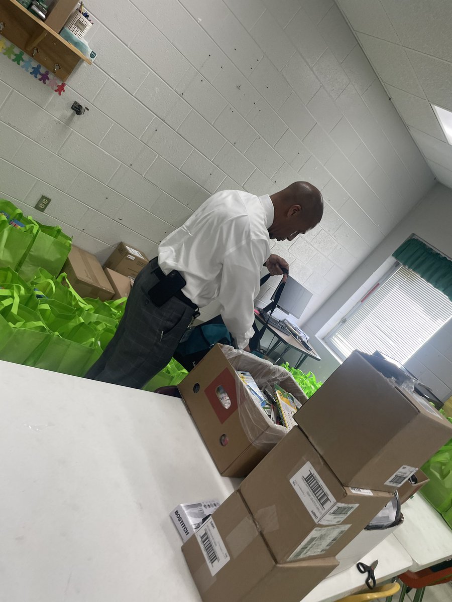 ed_scg's tweet photo. It’s that time again📚🎓✏️ 
Our office helped prep in-service welcome kits for educators. Wishing educators, school leaders, students, and families a great school year! #schoolready https://t.co/8aHzOiYN8J