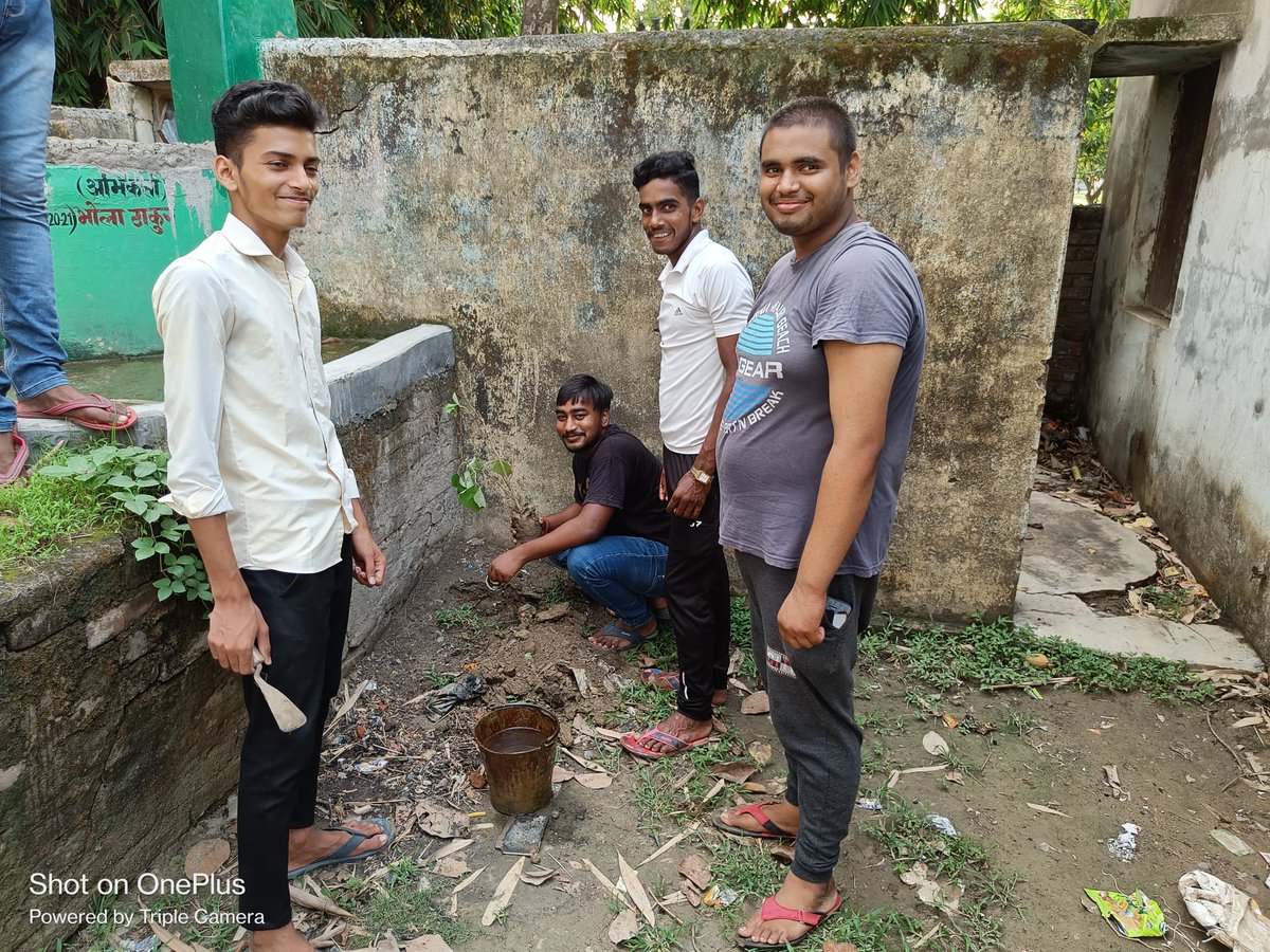 RituRajPrince0's tweet photo. आज अखिल भारतीय विद्यार्थी परिषद् #नवगछिया_इकाई द्वारा #वृक्षारोपण_अभियान #भवानीपुर_गांव में
#कबूतरा_स्थान के प्रांगण में ग्राम वासियों के साथ मिलकर पौधा रोपण किया गया। जिसमें अभाविप के पूर्व नगर मंत्री विश्वास वैभव,कॉलेज उपाध्यक्ष सूरज यादव,ऋतु राज प्रिंस,
#Plantation_Program https://t.co/AApumXdhS6