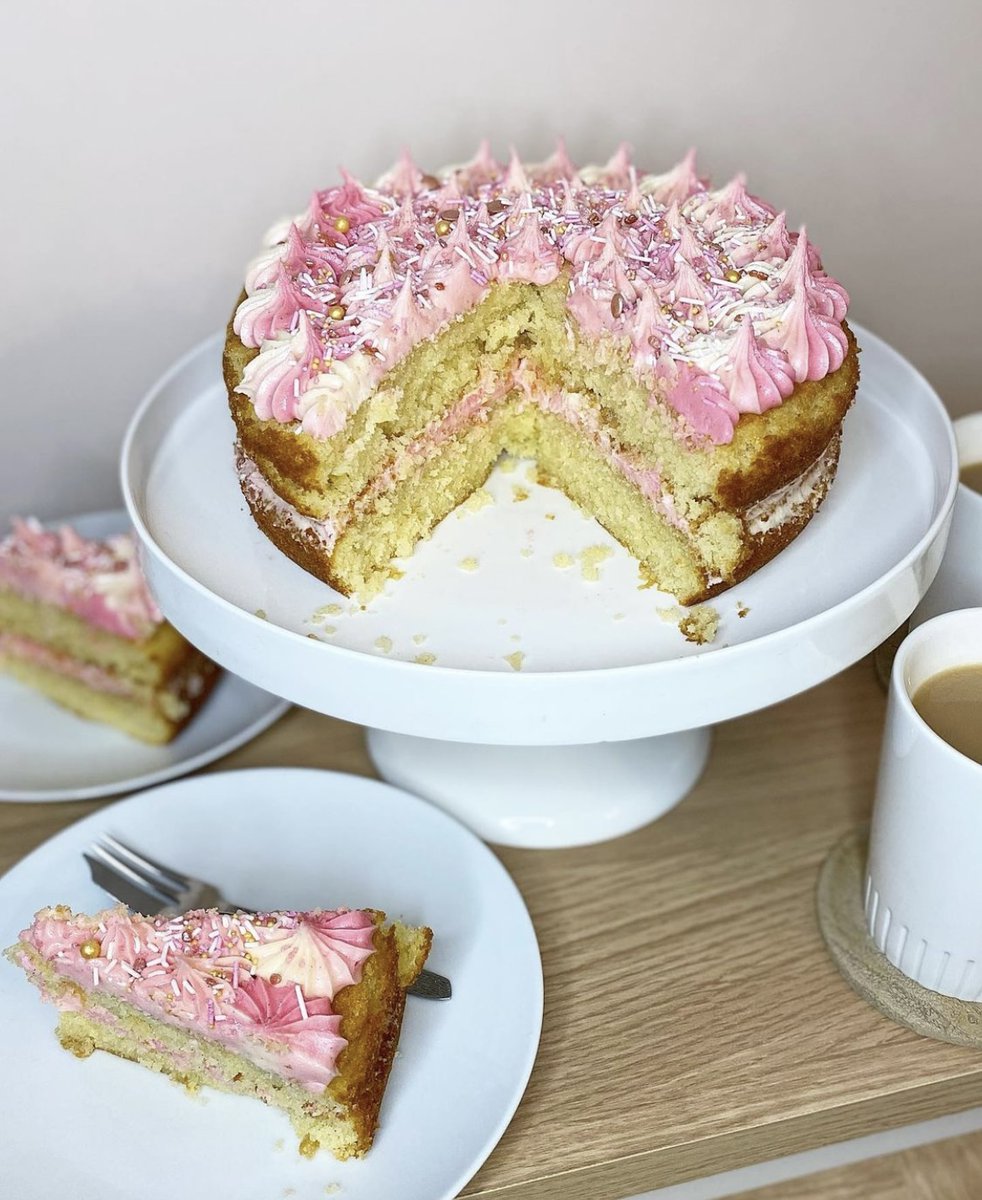 Pretty in Pink by @throughthekeyhole19 🎀

Vanilla sponge with pink buttercream icing, Delicious! 🤤