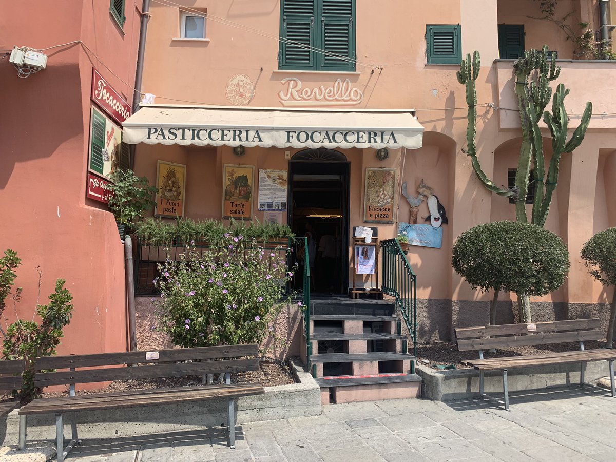 meinarusawa's tweet image. Italy 🇮🇹 Genova 
ここからフォカッチャは生まれたのだ！！！
ズッキーニのお花のフォカッチャ、かなりの塩味だけど、あつーいこの地域ならではの味付けみたいだよ。
#フォカッチャ #イタリア #foccacia #Genova #Italy