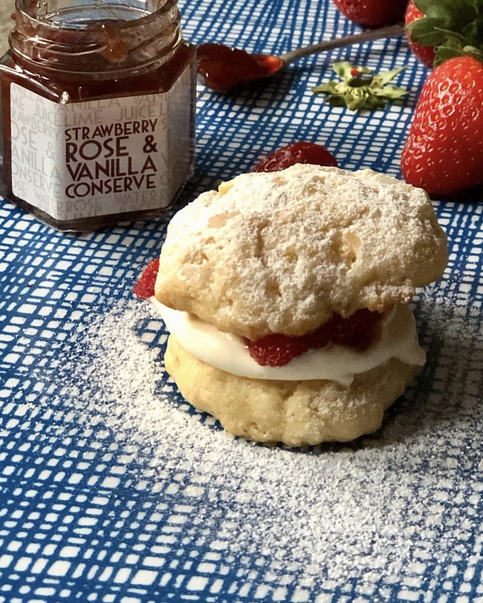 Fancy something sweet? 

Why not give these
vanilla &amp; cream shortcakes by @delimuru a go? 🍓
