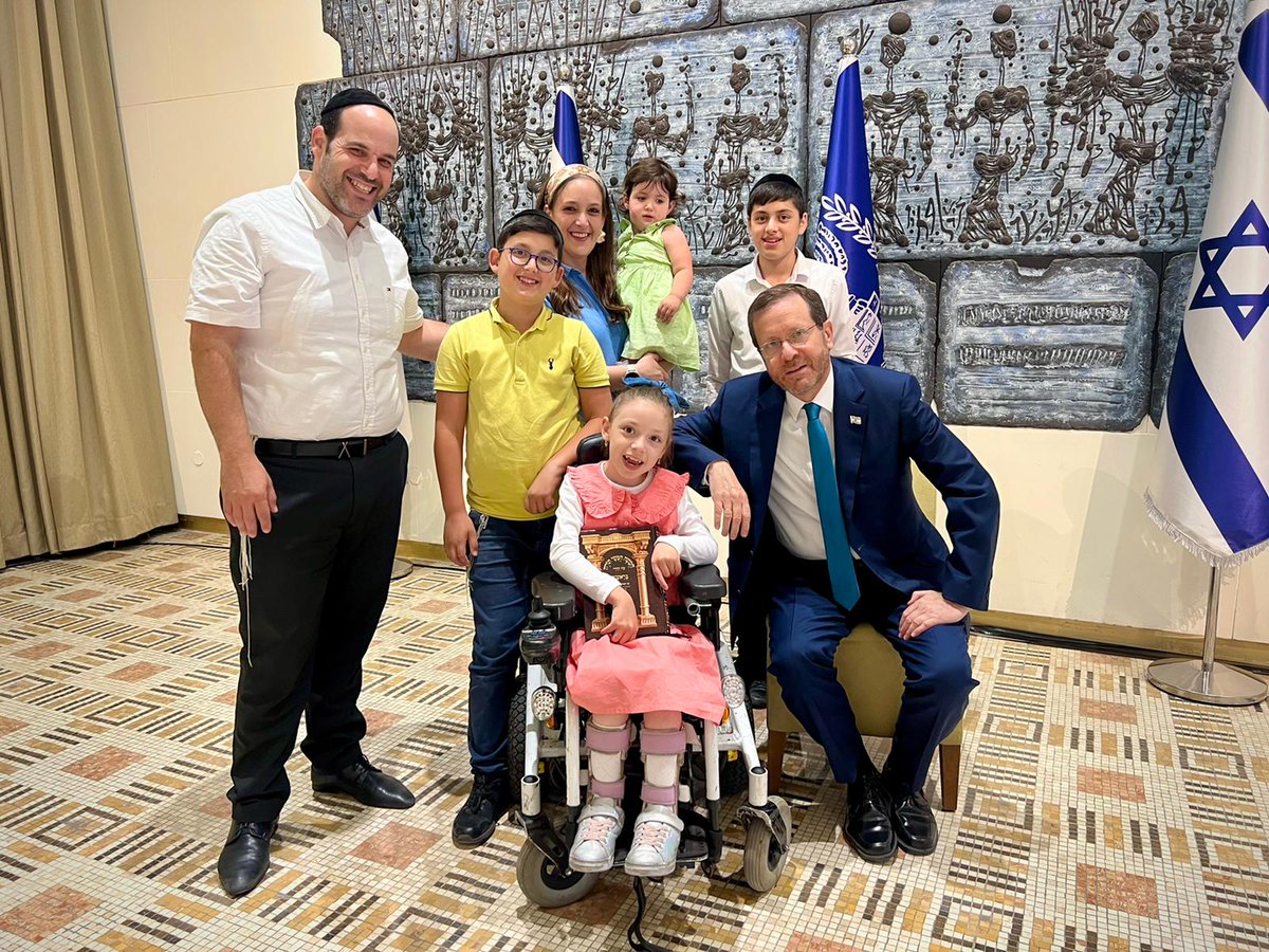 الطفلة الإسرائيلية هيلا (8 سنوات)، من ذوي الاحتياجات الخاصة، كانت تحلم دائمًا بمقابلة رئيس بلدها. أرسلت…