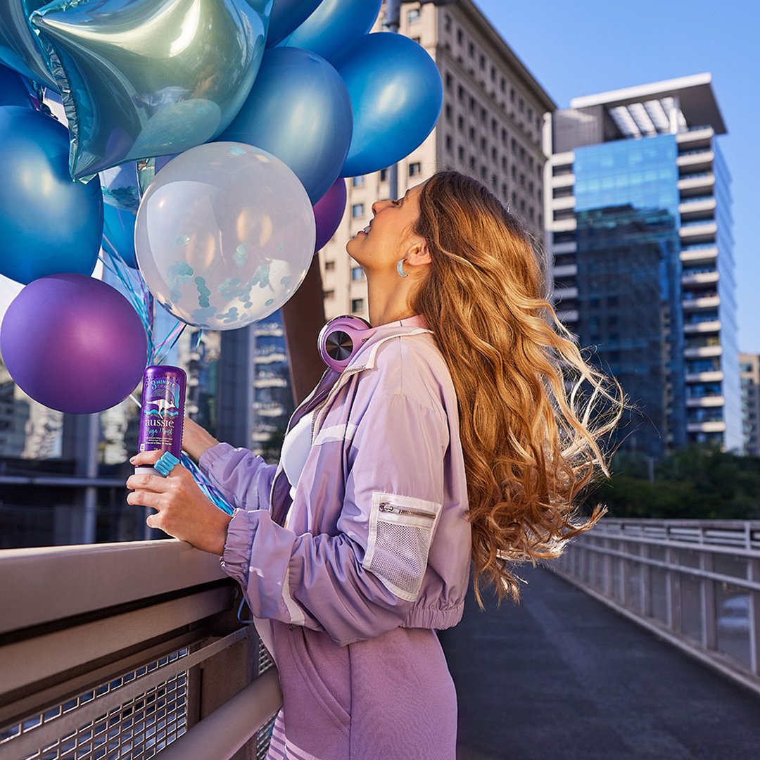 nas nuvens com a @paolaantonini e esse cabelo suuuper hidratado que Mega Moist garante e deixa no #pontoaussie ☁️✨🎈depois me conta nos comentários: o cheirinho de Aussie é inesquecível, né?