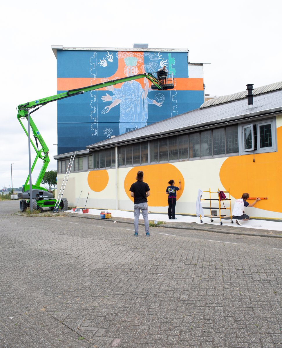 Morgen om 17:00 is de onthulling van deze Kroonredes, drie muurschilderingen die verbinding in Schiemond tonen bij @dekroonrotterdam 👑

#rotterdammakeithappen