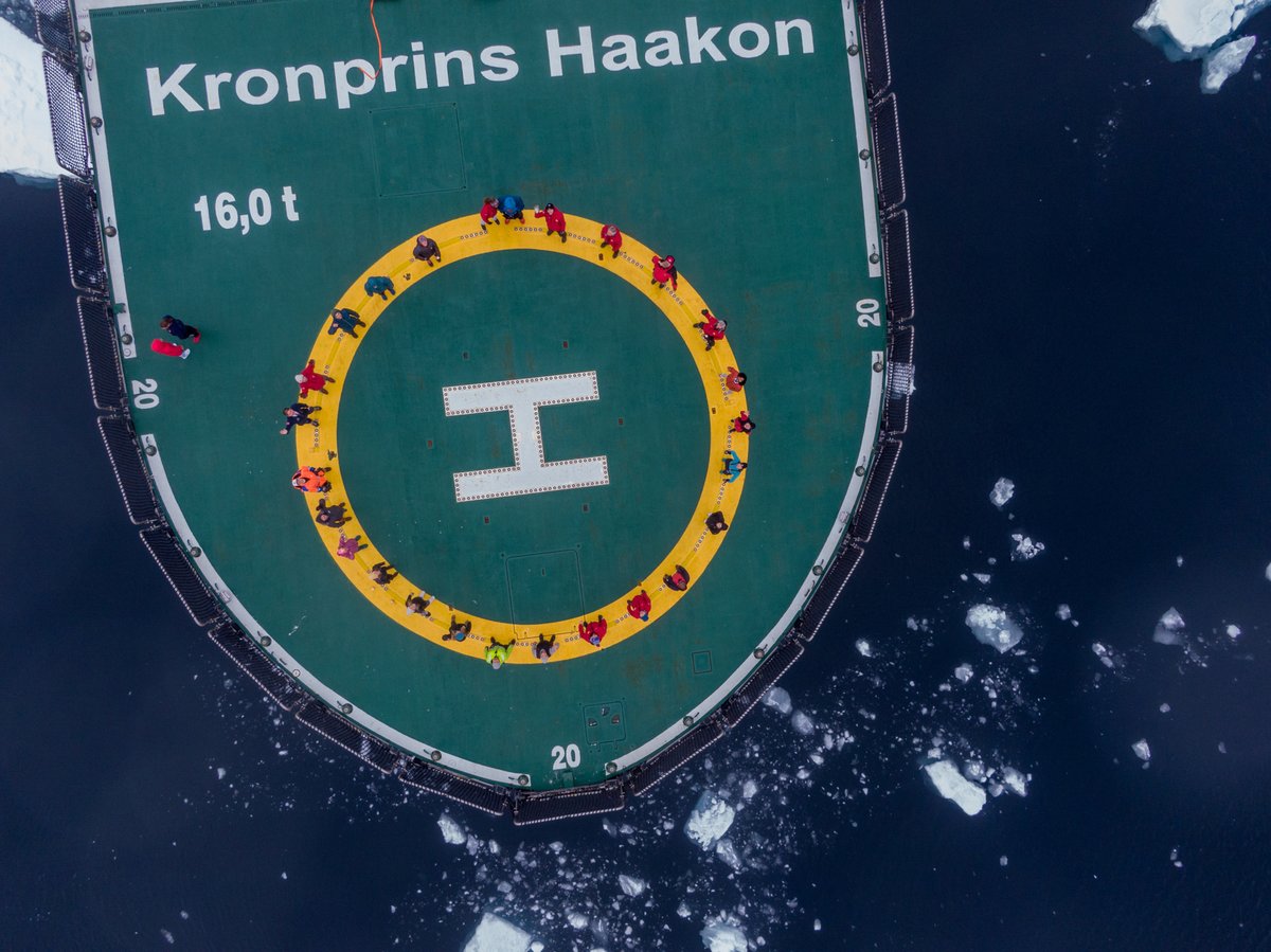 On July 28 2022 at 15.30 the Norwegian Research Icebreaker #FFKronprinsHaakon reached the North Pole for the first time. The scientific work at the #NPIArcticOceanCruise starts here.

📷Vegard Stürzinger/Norwegian Polar Institute
#NorthPole @OceanSeaIceNPI