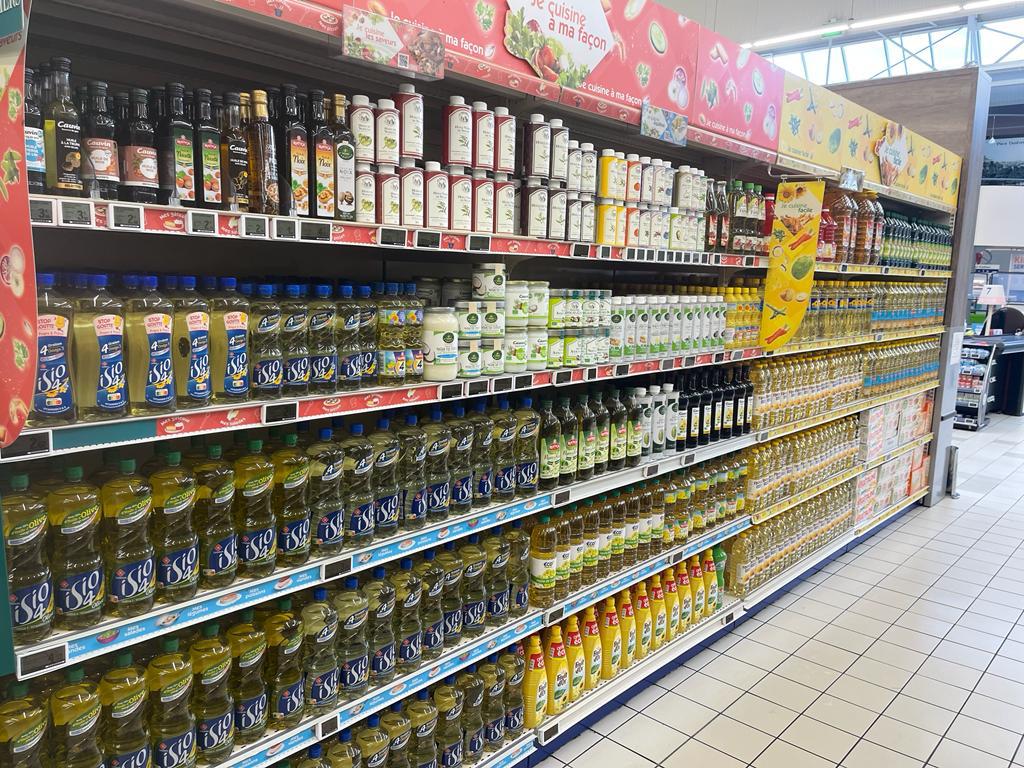 Leclerc_MEL's tweet photo. Huile de tournesol : on nous a dit "pénurie en Ukraine, faut payer +30 à 40% plus cher" ! Et voilà qu'elle revient en rayon, avant toute nouvelle récolte. Vous avez dit "bizarre" ? 🙀🙀 https://t.co/4BdzRWzICy https://t.co/VEdnqyqWo1