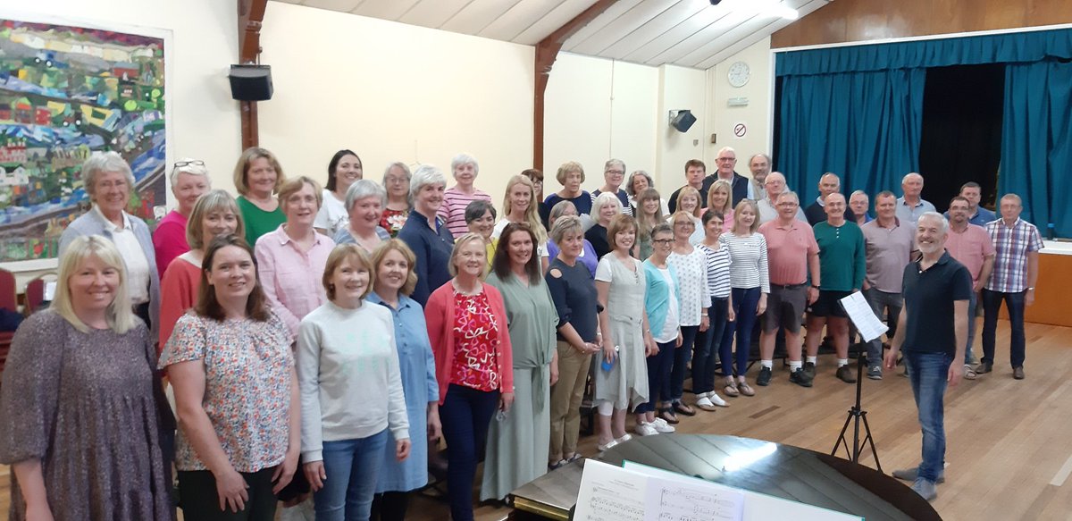 Wel dyna ni, yr ymarfer olaf cyn cystadlu yn #EisteddfodTregaron bnawn Sadwrn, a'n perfformiad cynta ers dwy flynedd a hanner. Diolch i Elin am gyfeilio ac i @RobatArwyn wrth gwrs am ei fynedd a'i arweiniad! #40ac1  #ymarferolacynsteddfod