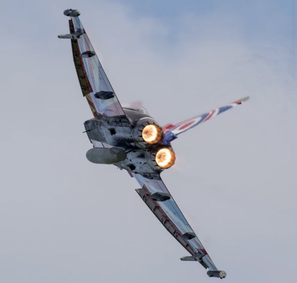 OldBuckAirshow's tweet photo. 😁 Good news 😁
You may have seen last weekend the @RAFTyphoonTeam were grounded after safety checks were made on all Typhoons. Well we can confirm the Typhoons were given the all clear in the week and Anarchy 1 flew today!!! Get ready for #phoontime https://t.co/KZBtaV2iFr