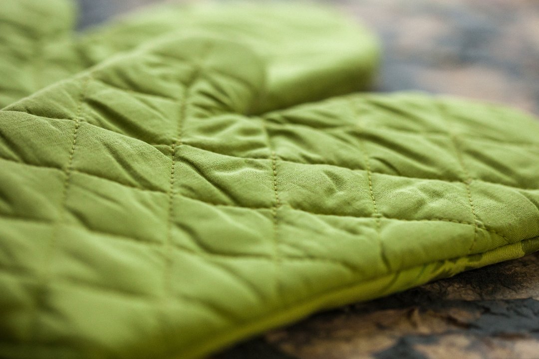 SmoothMoveRH's tweet image. As you pack up your kitchen, put the sharp end of knives into an oven mitt or wrap them in a dish towel. Use some packing tape to secure them to prevent injuries when you unpack.
#MovingTip #PackingHack #NewHome