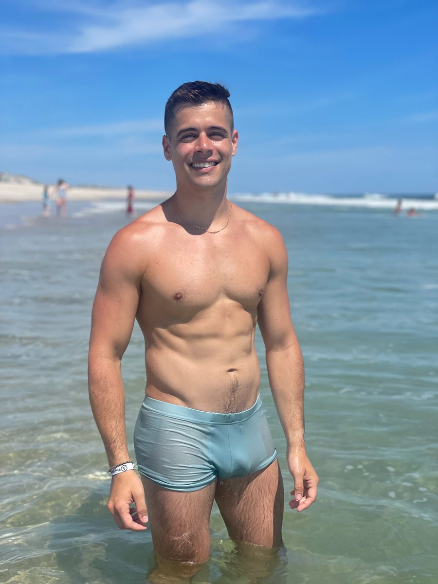 We love a beach day ☀️😛