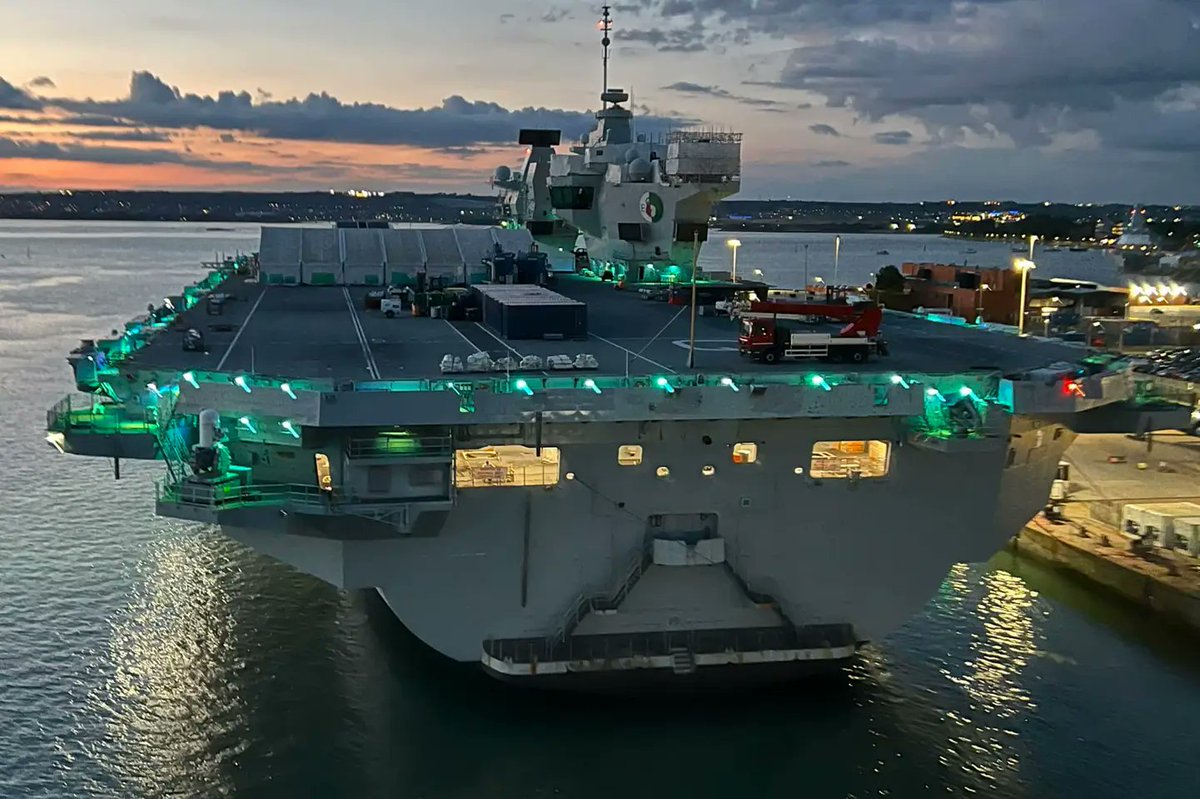 pinstripedline's tweet photo. Seen on social media - a fantastic view of HMS QUEEN ELIZABETH. https://t.co/NA0tlAy0Uk