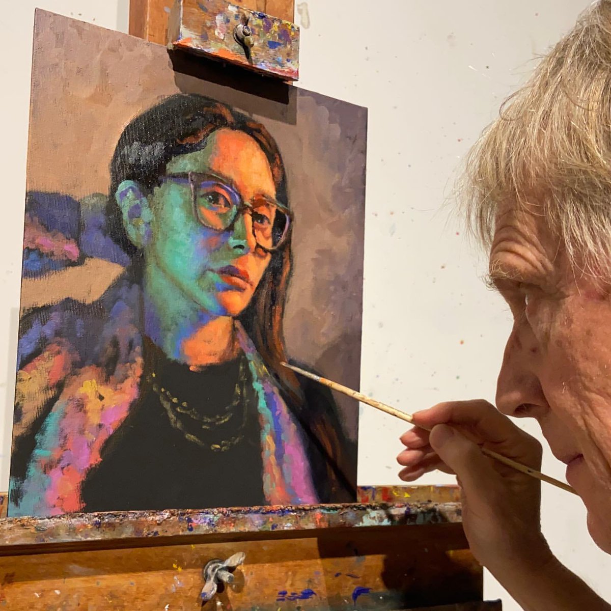 SVAContinued's tweet photo. It might look like magic but there's a technique! SVACE faculty John Parks demonstrates how to paint colored light in a portrait during his "Making it Real" class. #TBT #svacefaculty #svace #svacontinued #schoolofvisualarts #SVANYC #svaresidencies #howtopaint #paintingclasses https://t.co/Ws8PfL2nAS
