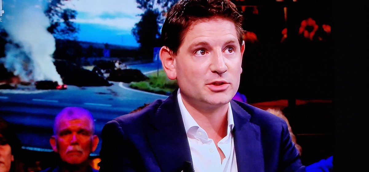 Biologische veehouder John Arink is na  1 minuut optreden al een verademing vergeleken met boer Dolf Heikoop die gisteravond bij #renze zat. 
En eens met Jan Paternotte dat de boerenacties niet onbestraft kunnen blijven. En dat boeren met opzet 'n verkeerd toekomstbeeld schetsen.