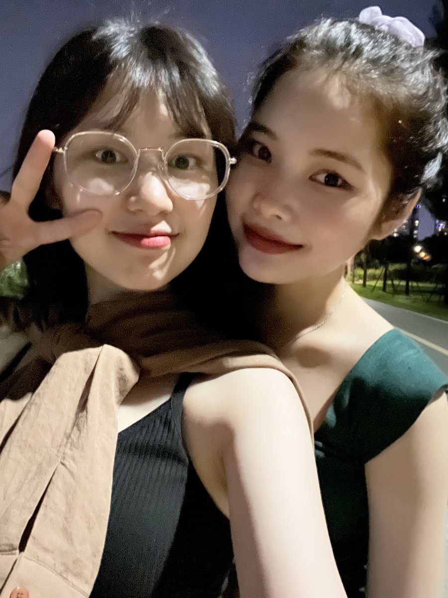 ellyfiles's tweet photo. “i went on a walk with rina” ❤️ #엘리 #ELLY #위키미키 https://t.co/gmTjlVPjNf