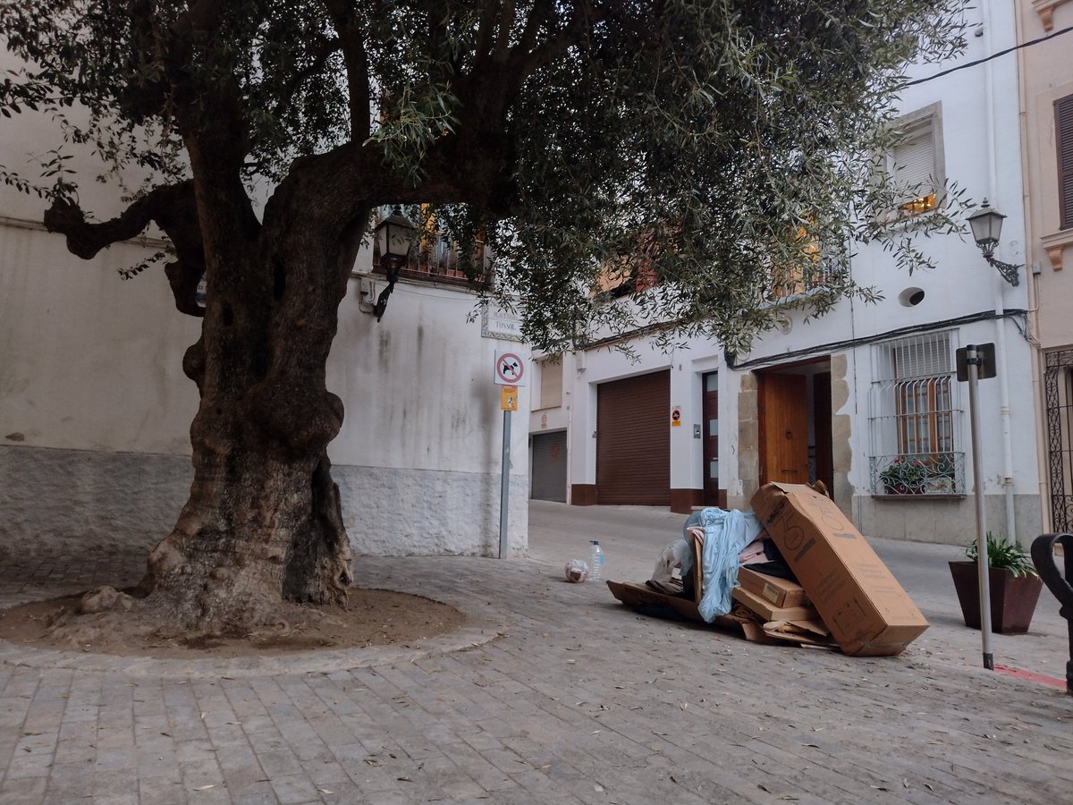 sventuram's tweet photo. Hola, @AjArenys 🙋🏼‍♀️Als '5 cantons' hi ha aquesta muntanya de brossa des de dimarts passat. Per cert, @elcargoldelona, no hi ha ni etiqueta groga informativa. Entre tothom fem la vila millor (sic)  #NiUnPamDeNet #BrutíciaAArenys @Turisme_Arenys https://t.co/yo6lprwm9Y