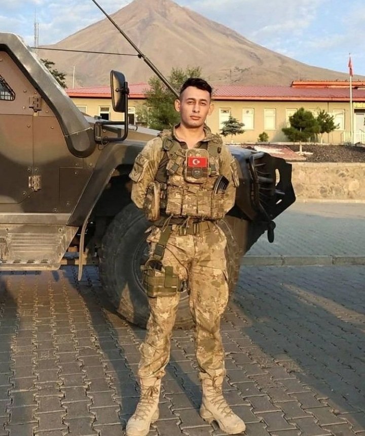 Irak’ın kuzeyinde sürdürülen Pençe Kilit Harekâtı bölgesinde bölücü terör örgütü mensuplarıyla çıkan çatışmada Astsubay Çavuş Batuhan Şimşek şehit olmuştur.

Şehidimize Allah’tan rahmet, ailesine ve Aziz Milletimize başsağlığı diliyoruz.

#KahrolsunPKK
#ŞehitlerÖlmezVatanBölünmez