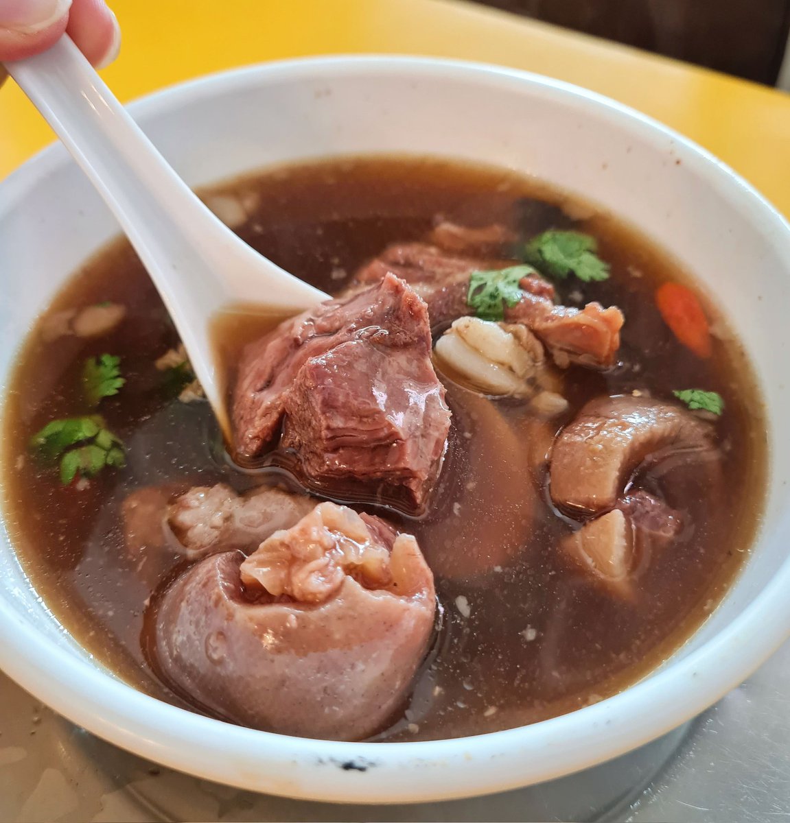 ตำนานก๋วยเตี๋ยวเนื้อเอกมัย18 #เนื้อตุ๋นวัฒนาพานิช เกาเหลาเนื้อหอมเครื่องยาจีนซุปไม่ใสมาก แต่ก็ไม่ได้เคี่ยวข้น หอมเนื้อเปื่อย การันตีว่าตุ๋นเนื้อดีมากจริง ไม่ต้องปรุงก็อร่อย เติมพริกเพิ่ม ยิ่งเด็ด มาก เกาเหลาแพะก็อร่อย อีกตัวที่ไม่ควรพลาดคือข้าวหน้าไก่นะ <a href="/aroii/">@aroii บอกต่อ</a> <a href="/Kin24hrs/">กิน24ชั่วโมง</a>