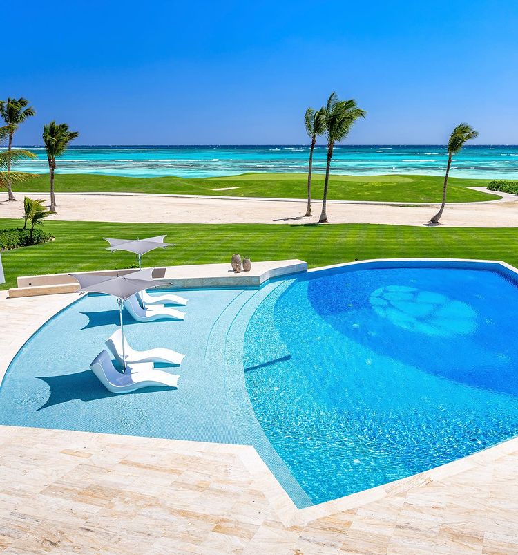 DIve into your next vacation at #PuntacanaResort 🌴🌞.