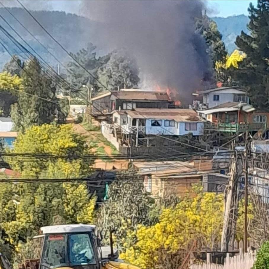 10 máquinas de nuestra institución se encuentran trabajadores en emergencia estructural declarada en segunda alarma que afecta a 4 viviendas en el sector de Forestal Alto.