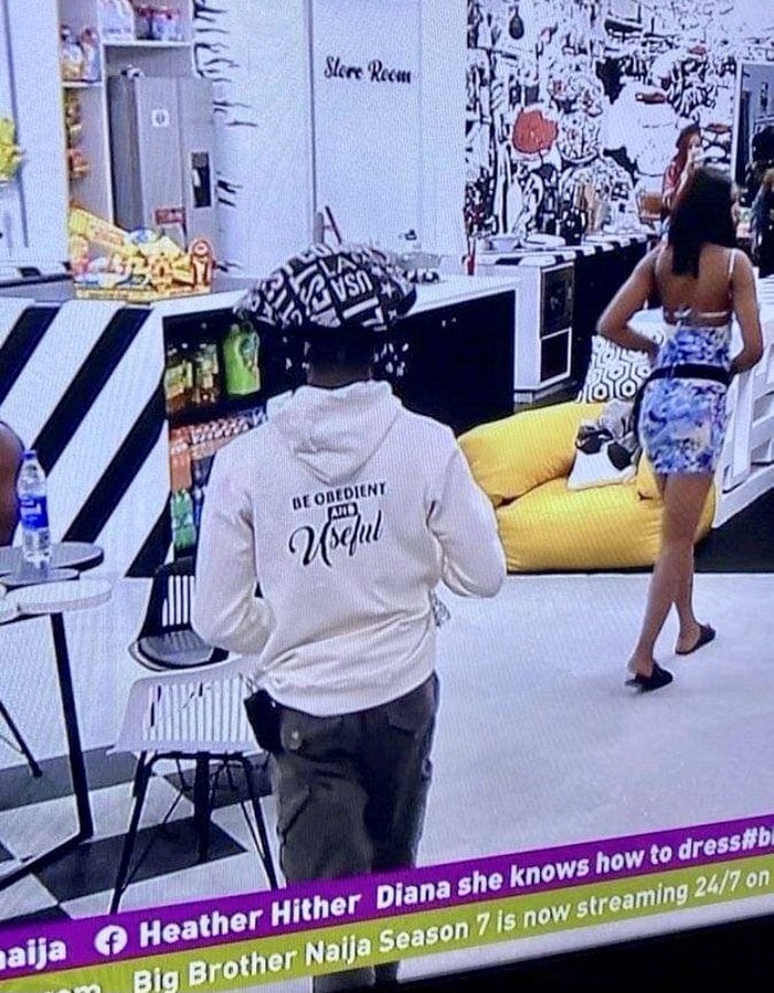 Naija_Activist's tweet photo. This is my picture of the day. Very simple message, be #OBIdientlyYUSful as you can see at the back of this young man’s hoodie #BBNaija https://t.co/grEUGRpHKT