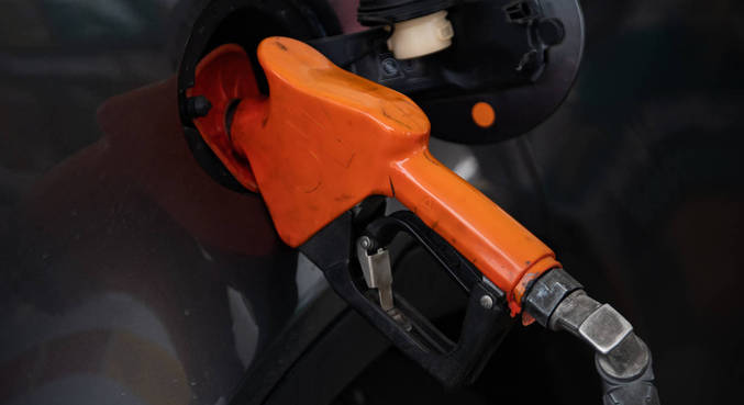 jornaldarecord's tweet photo. Petrobras reduz preço da gasolina em R$ 0,15 a partir amanhã. Valor cobrado pelo litro do combustível nas distribuidoras cairá 3,88%, de R$ 3,86 para R$ 3,71:

https://t.co/YDm4WxOYEt #JR #JR24H #JornalDaRecord https://t.co/qKqLNqqc0l
