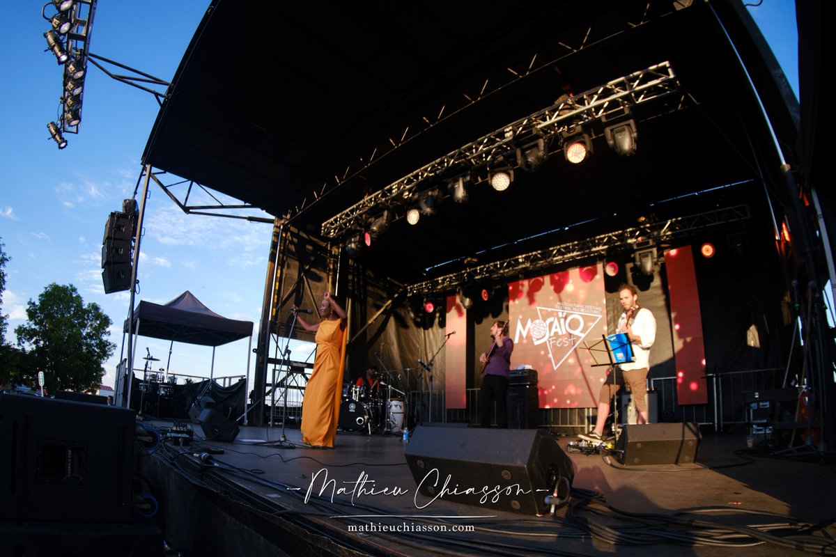 Ce fut un plaisir de chanter au <a href="/MosaiqMoncton/">Mosaïq Moncton</a>. Merci à Pierre Chiasson pour ces belles photos. 
Merci à <a href="/Codiac_FM/">Codiac 93.5</a>  et à #RadioCanada pour la diffusion de Bol'a Ngu 👇👇
Rattrapage du vendredi 22 juillet 2022 ici.radio-canada.ca/ohdio/premiere…