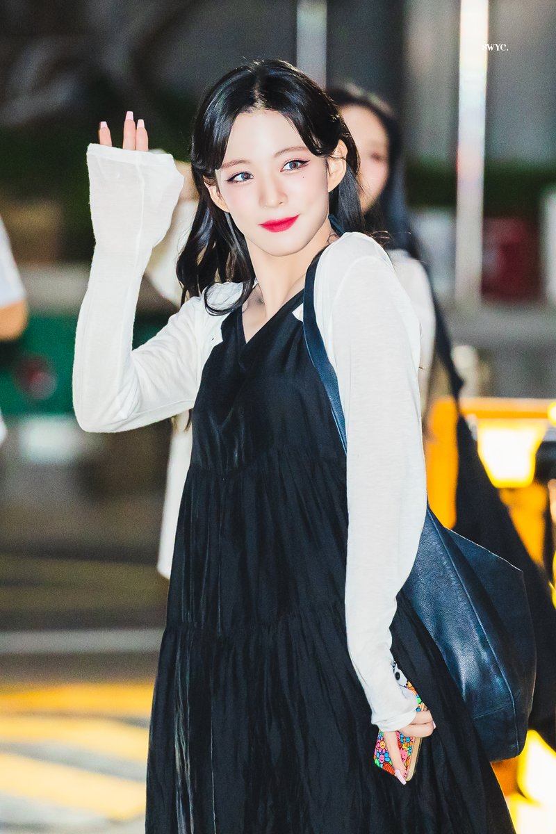 sw_chaeyoung's tweet photo. 220717 HQ

#프로미스나인  #이채영
#fromis_9 https://t.co/6zxBwalnWJ
