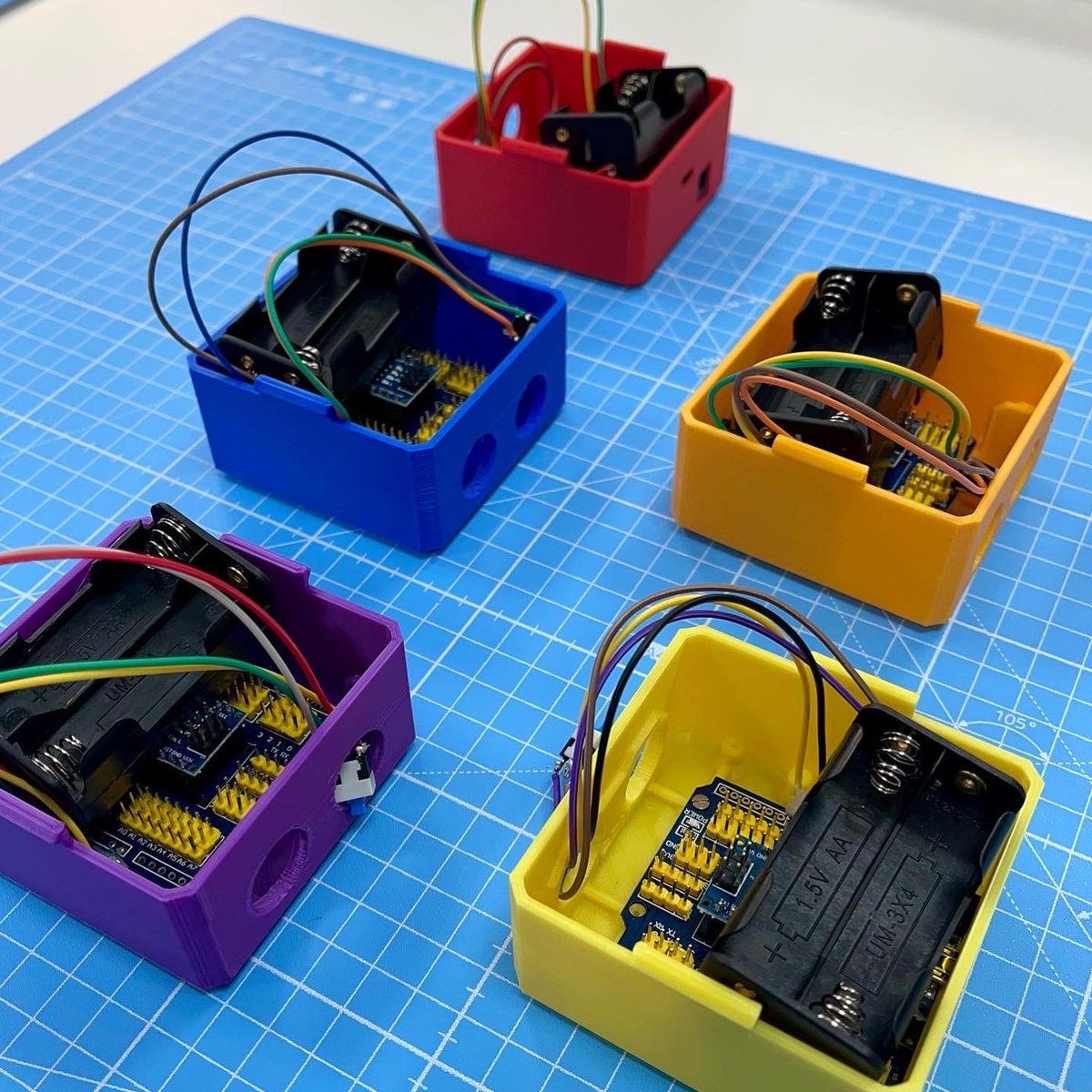 IngeniaKids's tweet image. Los robots de nuestros makers van tomando forma. ¡Ya les falta muy poco para cobrar vida! 🔥🔝

#STEAM #SummerTech #robótica #electrónica #Arduino #programación #TICs #IngeniaKids #Cáceres